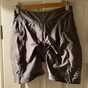 Bicycle SHORTS in gray. Zipper pockets and reflective sides and back. Size S.